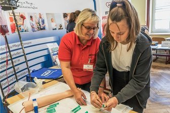 Schüler bei Berufstag in Lengefeld: "Ein Bürojob kommt nicht infrage" - Cornelia Hahn (l.) zeigt Lilly Hunger, wie man eine Spritze setzt. Die Praxisanleiterin der Arbeiterwohlfahrt verwies darauf, dass die Schüler etwa bei einer Ferientätigkeit jederzeit Praxisluft schnuppern können. 