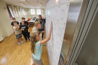 Schüler der Förderschule Burgstädt trainieren wie bei „Schlag den Raab“ - Nayla Schmidt (vorn), Ian Maihold (dahinter) und weitere Schüler testen mit Lehrer Michael Börnig die neue T-Wall an der Förderschule in Burgstädt - eine Interaktionswand.