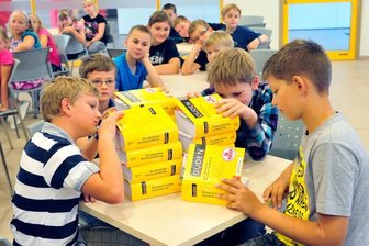 Schüler der Lichtenauer Mittelschule freuen sich über Duden-Geschenk - Sebastian Lippmann, Benjamin Hanwald, Martin Kreißig und Niklas Türpe (vorn, von links) haben schon mit dem Schmökern im Duden begonnen. Das Nachschlagewerk bekamen sie und 49 weitere Fünftklässler der Lichtenauer Mittelschule von der Sparkasse Mittelsachsen als Geschenk.