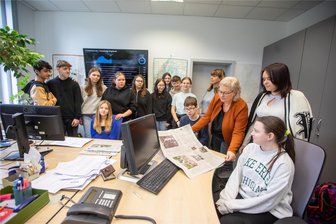 Schüler der Plauener Kemmler-Oberschule besuchen Lokalredaktion - Achtklässler der Plauener Kemmler-Oberschule haben die Redaktion der „Freien Presse“ besucht. Reporterin Sabine Schott (Dritte von rechts) kam schnell mit ihnen ins Gespräch.