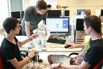 Schüler der TU Bergakademie bringen Roboter Liegestütze bei - Erik Berger (2. v .l.) mit dem Roboter Indi sowie den Schülern Vagelis Tzifakis (links) und Alex Loumiotis aus Griechenland. Im Hintergrund Paul Prade, Fabian Koch und Pascal Beger (von links).