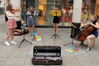 Schüler des Robert-Schumann-Konservatoriums spielen in der Zwickauer Innenstadt - Konfetti musizierten vor den Zwickau Arcaden und heimsten neben Applaus noch einige Münzen ein.