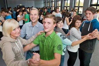 Schüler drehen sich in Flöha gern im Kreis - Gegenwärtig finden jeden Mittwoch in der Alten Baumwolle Flöha Schülerkurse der Tanzschule von Köhler-Schimmel statt. Tanzlehrer Christoph Böhm (2. v. l.) gibt dem Tanzpaar Michelle May und Toni Hobus Tipps. Tanzlehrerin Monique Enew (4. v. l.) zeigt Katharina Laaber und Max Uhlmann, wie es noch besser geht.