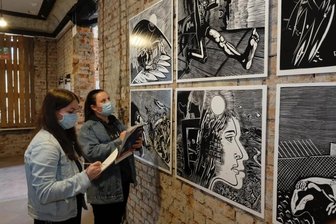 Schüler entdecken Mattheuers Welt - Celina Müller (links) und Josephine Zimmermann betrachten Grafik-Repliken des Künstlers Wolfgang Mattheuer im Haus Solbrigplatz 1.