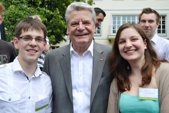 Schüler erhalten Auszeichnung vom Bundespräsidenten - Philipp Hartewig und Sorniza Marinova wurden am Montag auf Schloss Bellevue von Bundespräsident Joachim Gauck für ihr Engagement für Demokratie ausgezeichnet.