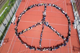 Schüler formen Peace-Zeichen -