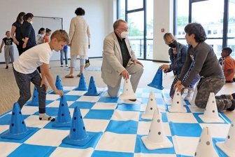 Schüler freuen sich über Spiele für drinnen und draußen - Rainer Eichhorn mit Schülern der Adam-Ries-Grundschule. Das Spielen macht allen Spaß.