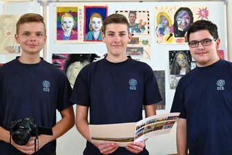 Schüler für Demokratie-Beiträge geehrt - Joshua Lorenz, Even Wohlfarth und Henry Faust (v. li.) von der Klasse 10a der Internationalen Schule Niederwürschnitz haben den Filmbeitrag "Wahlen" umgesetzt. 