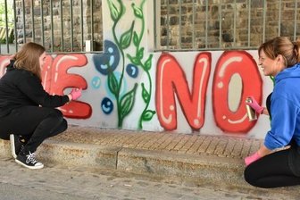 Schüler hübschen verunzierte Brücke auf - Mit einer Graffiti-Aktion haben Markneukirchener Gymnasiasten der Brücke in der Schulstraße einen freundlichen Anblick verpasst. Unbekannte hatten sie mit Krakeleien und unflätigen Sprüchen verunziert. Im Bild sind Schulsozialarbeiterin Leonie Affeldt (rechts) und Schülerin Anna Diehr beim Gestalten zu sehen.