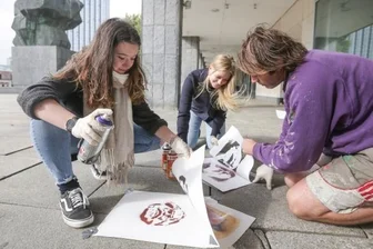 Schüler im Dialog mit dem "Kopp" - Giuliana Bollmann und Louisa Braune vom Andrégymnasium probieren mit Michael Drostek von der Rebel-Art-Galerie Schablonengraffiti.