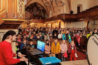 Schüler im Erzgebirge zeigen singend ihren Zusammenhalt - Rund 350 Kinder und Jugendliche waren am Mittwoch beim Weihnachtssingen in Geyer dabei, vorn links Musiklehrer Jörg Küttner. 