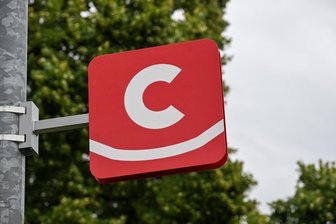 Schüler in City-Bahn bedroht: Frau greift ein und beruhigt die Situation - Ein junger Deutscher bedrohte in der Bahn mehrere Schüler.