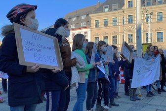 Schüler kämpfen in Zwickau um ihre Sozialarbeiter - Kinder demonstrieren auf dem Zwickauer Hauptmarkt für den Erhalt der zweiten Schulsozialarbeiterstelle an der Pestalozzischule. 