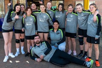 Schüler lassen zahlreich die Faustbälle fliegen - Gute Laune und Heimvorteil: Mit drei Teams waren die Rochlitzer Faustballerinnen am Sonntag beim Schul-Cup in Rochlitz vertreten.