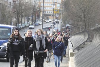 Schüler laufen Demo-Route von 1989 - Schüler der Trias Schule in Elsterberg laufen über die Friedensbrücke auf den Spuren des 7.Oktober ‘89.