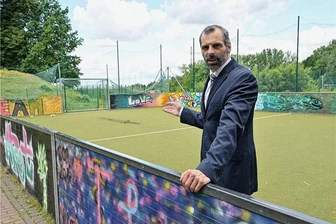 Schüler laufen zur Erneuerung eines Bolzplatzes in Oelsnitz mehr als 7000 Runden - Der Bolzplatz hinter der Turley-Oberschule in Oelsnitz soll erneuert werden, im Bild Schulleiter Kay Hertel.