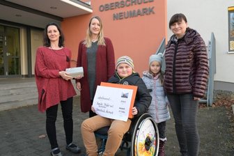 Schüler, Lehrer und Eltern geben 3000 Euro für Max - Schulleiterin Simone Dürbeck und Klassenlehrerin Tina Poppe von der Oberschule Neumark (von links) bei der Spendenübergabe an Maximilian Prüfer, seine kleine Schwester Emma und Mutter Sandra Prüfer. 
