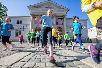 Schüler lernen im Laufschritt Plauen kennen - Jungen und Mädchen der 3. Klasse der Karl-Marx-Grundschule waren am Dienstag im Laufschritt in der Plauener Innenstadt auf Entdeckungstour.