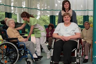 Schüler lernen im Olbernhauer Seniorenheim die Realität kennen - Nathalie Kaulfuß (rechts im Bild) half am Dienstag Ingrid Morgenstern.
