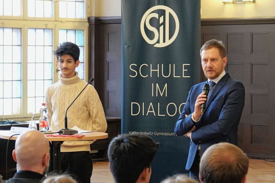 Schüler löchern den Ministerpräsidenten - Hassan Gata (links) führte souverän durch die Veranstaltung "Schule im Dialog", bei der diesmal Ministerpräsident Michael Kretschmer zu Gast im Käthe-Kollwitz-Gymnasium war. 