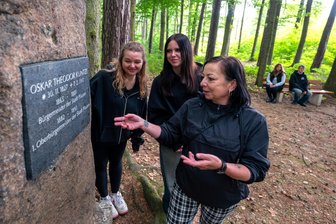 Schüler machen Plauener Stadtgeschichte im Stadtwald wieder sichtbar - Setzten sich für das Vorhaben ein: Josephin Mörtl, Samantha Brendemühl, Kathrin Petermann, Ebru Moraweck und Neji Augustin (von links).