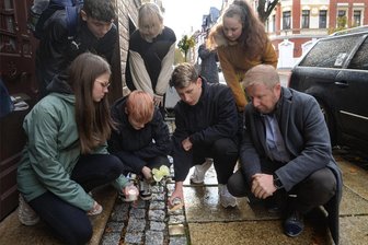 Schüler machen Stolpersteine in Falkenstein wieder lesbar - Schülern der Klasse 10 der Trützschler-Oberschule und Bürgermeister Marco Siegemund reinigen den Stolperstein von Max Pippig an der Luxemburgstraße.