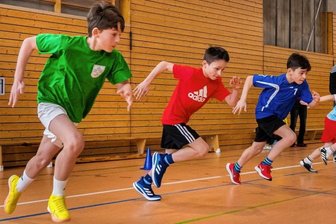 Schüler mit starkem Comeback - Gehörte zu den Dreifachsiegern: Finn Steinert (links) von der Grundschule Blumenau, hier zu sehen beim Sprint der Altersklasse 11.