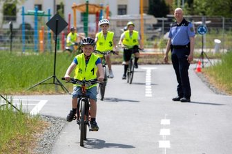 Schüler nutzen bereits neuen Verkehrsgarten - schon im Vorfeld hatten Schulen wie die 4. Klasse der Plauener Montessori-Grundschule die Gelegenheit genutzt, unter Anleitung der Polizei (im Foto Enrico Meier) mit dem Fahrrad auf dem Verkehrsübungsplatz theoretisches Wissen rund um den Straßenverkehr in der Praxis zu vertiefen.