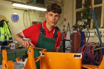 Schüler nutzen Ferien neben Chillen auch zum Geldverdienen - Evan König arbeitet zurzeit in der Friweika Weidensdorf, wo er auch seine Ausbildung machen will. Mit dem Streichen eines Schneepfluges hilft er in diesem heißen Sommer bei der Vorbereitung auf den Winter. 