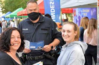 Schüler nutzen Messe in Freiberg rund um Ausbildung - Katja Rüger mit Tochter Emilie informierten sich auf der Messe "Schule macht Betrieb" in Freiberg auch am Infostand der Bundespolizei Dresden bei Polizeioberkommissar Mike Assmann über Ausbildungschancen.