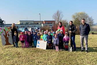 Schüler pflanzen Obstbäume im Gewerbegebiet - Mädchen und Jungen vom Kinderland Pausa und ihre Erzieherinnen waren mit dabei, als Linhardt-Betriebsleiterin Julia Schröder die Streuobstwiese an Bürgermeister Michael Pohl (CDU) übergeben hat.