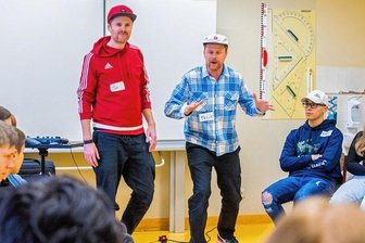 Schüler rappen auf Französisch - Till (l.) und Felix Neumann sind als "Zweierpasch" mit einem interkulturellen Projekt unterwegs. Am Mittwoch waren sie in der Oberschule Aue-Zelle. Am Donnerstag und Freitag in Chemnitz. 