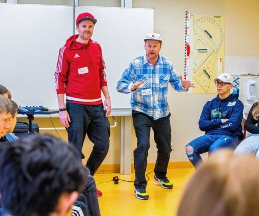Schüler rappen auf Französisch - Till (l.) und Felix Neumann sind als "Zweierpasch" mit einem interkulturellen Projekt unterwegs. Am Mittwoch waren sie in der Oberschule Aue-Zelle. Am Donnerstag und Freitag in Chemnitz. 