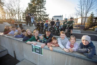 Schüler sammeln Spenden für Plauener BMX-Anlage: Was es damit auf sich hat und was jetzt neu geplant ist - Der Verein 2plus4macht1 nimmt im Plauener BMX-Park eine 300 Euro Spende entgegen.