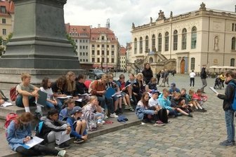 Schüler sind ihre eigenen Touristenführer - Viertklässler der Grundschule Am Karl-Marx-Platz in der Dresdner Innenstadt: Mit Headset ausgerüstet, halten sie Kurzvorträge vor Sehnenwürdigkeiten - hier auf dem Neumarkt. Im Hintergrund das Verkehrsmuseum.