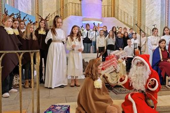 Schüler singen für kleinen Rudi - 