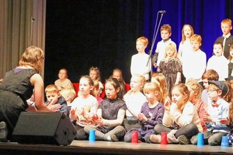 Schüler spielen auf Bechern - 