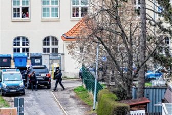 Schüler spielen Serienhelden mit Plastikwaffen - Anwohner rufen Polizei zum Gymnasium Burgstädt - Polizeieinsatz am Mittwoch am Gymnasium in Burgstädt. Schüler hatten Serienhelden mit Plastewaffen gespielt.