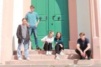 Schüler spielen Theater über dunkles Kapitel Stadthistorie - Anna Kaufmann, Colin Flämig, Laurentine Müller, Paula Luise Dechant und Felix Forsbach (v. l.) spielen Theater.