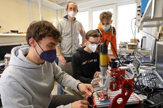 Schüler stecken Geldspritze in Technik - Tüftler unter sich: Conrad Koczielski von der Firma Mugler mit den Schülern Max Grünwald, Raphael Harnisch und Kenny Walter (v. l.). Die Jugendlichen beschäftigen sich in der Arbeitsgemeinschaft "Wave Surfer" unter anderem mit Funktechnik und elektronischen Schaltungen.
