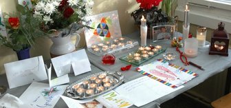 Schüler stirbt auf Weg nach Hause - <p class="artikelinhalt">Mit Kerzen, Blumen und Briefen trauern Klassenkameraden in der Schule um ihren Freund Martin. </p>
