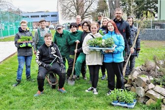 Schüler tauschen Stifte mit dem Spaten - Unter Anleitung von Gärtnermeister Steven Schubert (2.v.r.) wurde das Außengelände des Förderzentrums Flöha aufgewertet.
