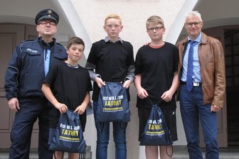 Schüler überführten Diebe - Ehrung für die kleinen Detektive: Polizeihauptmeister Steffen Grellmann mit den Schülern Dix Mastalir, Leandro Titsch und Robert Kleint (v. l.), rechts der Erste Kriminalhauptkommissar Mario Richter.