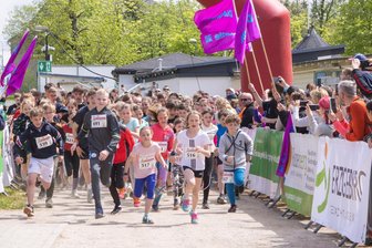 Schüler überrennen die Organisatoren: Filzteichlauf sprengt Teilnehmerlimit - Beim Filzteichlauf machen traditionell die Schulklassen den Auftakt. Sie können ihre Klassenkasse aufbessern.