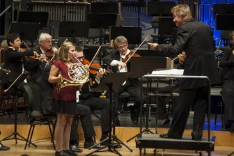 Schüler und Profis musizieren im Vogtland gemeinsam - Gemeinsame Konzerte von Musikschule und Philharmonie haben eine lange Tradition.