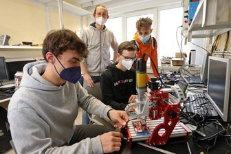 Schüler verwenden Geldspritze für Technik - Tüftler unter sich: Conrad Koczielski von der Firma Mugler mit den Schülern Max Grünwald, Raphael Harnisch und Kenny Walter (von links). Die Jugendlichen beschäftigen sich in der Arbeitsgemeinschaft "Wave Surfer" unter anderem mit Funktechnik und elektronischen Schaltungen.