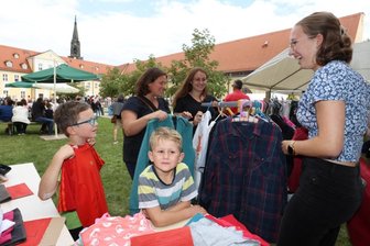 Schüler zeigen, wie Nachhaltigkeit geht - Einen Second-hand-Stand gab es am Zwickauer Clara-Wieck-Gymnasium im Rahmen der Projektwoche "All days 4 future".