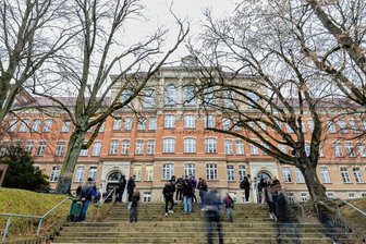 Schüler zeigen, wo es lang geht - Trubel herrscht am Goethe-Gymnasium nicht nur wochentags. Auch am Samstag geht es rund. 