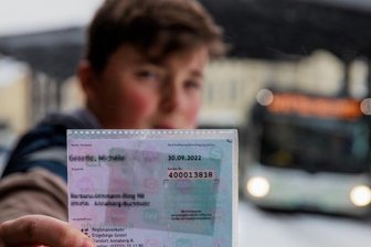 Schülerbeförderung in Mittelsachsen: Linke und SPD lehnen höhere Belastung für Eltern ab - Bleiben ein Streitpunkt: Die Preise für die Schülerbeförderung.