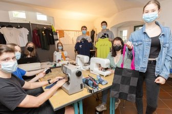 Schülerfirma überzeugt mit neuen Ideen für alte Jeans - Die Mitglieder der Schülerfirma Upbag aus dem Landkreisgymnasium St. Annen verwandeln unter anderem alte Jeans in neue Produkte wie Taschen. Stephanie Veith (r.) zeigt ein solches Exemplar. Mit ihrer Firma gewannen die Schüler den Landeswettbewerb und starten nun auf Bundesebene. 